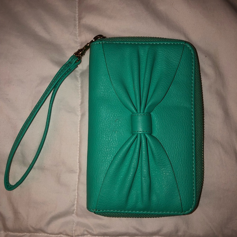 Sea foam wristlet